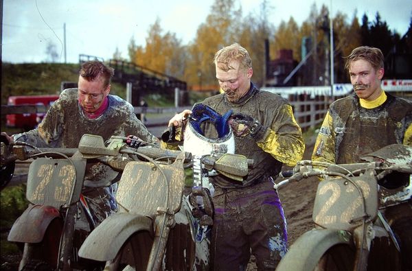 HMK SM-hopeajoukkue vas. Tomi Tanner, Toni Gröning ja Tomi Konttinen Vantaa kerhojoukkueiden SM 1997